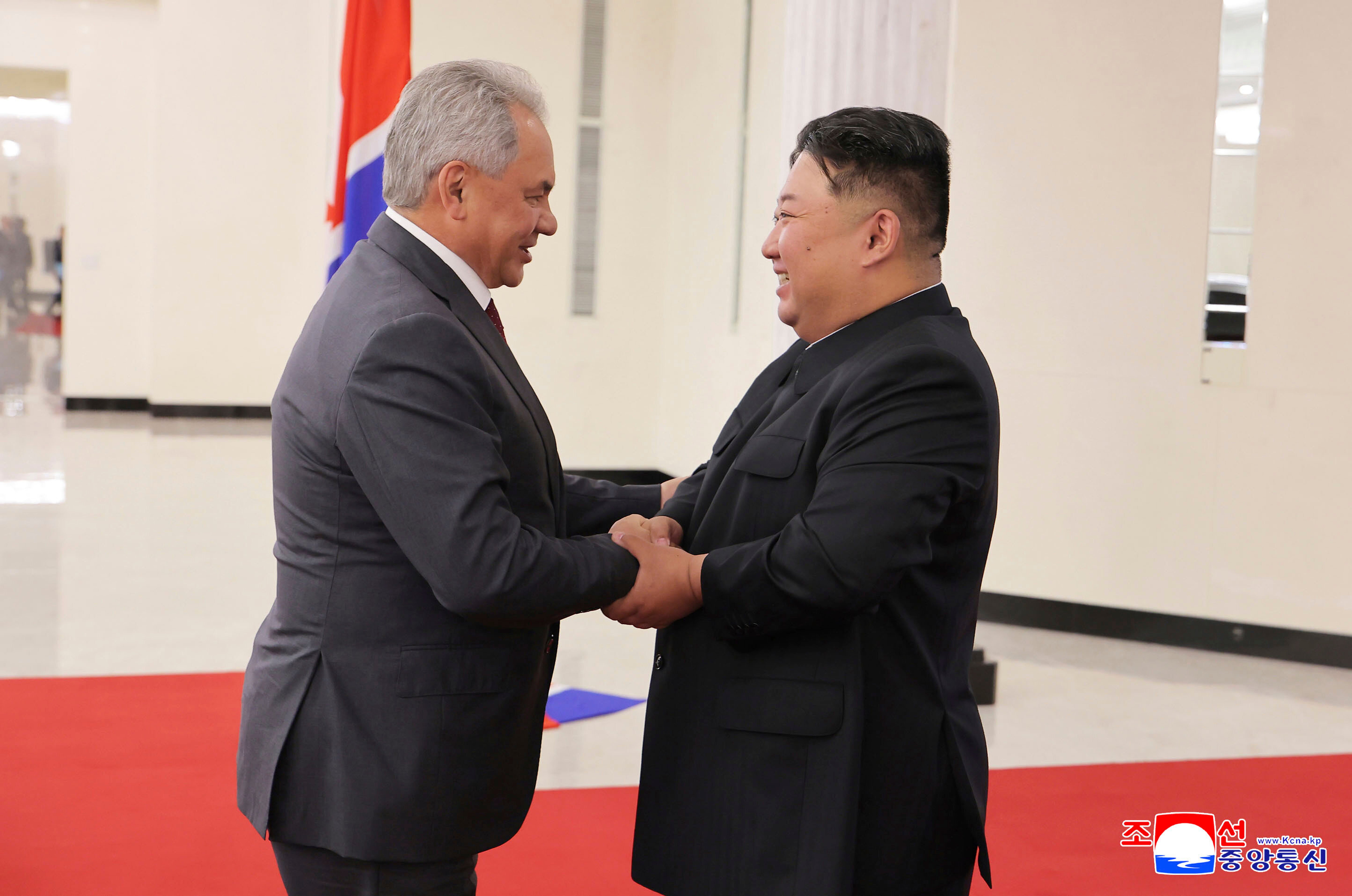 Kim Jong-un estrecha la mano de Serguéi Shoigú en la sede del Partido del Trabajo en Pyongyang