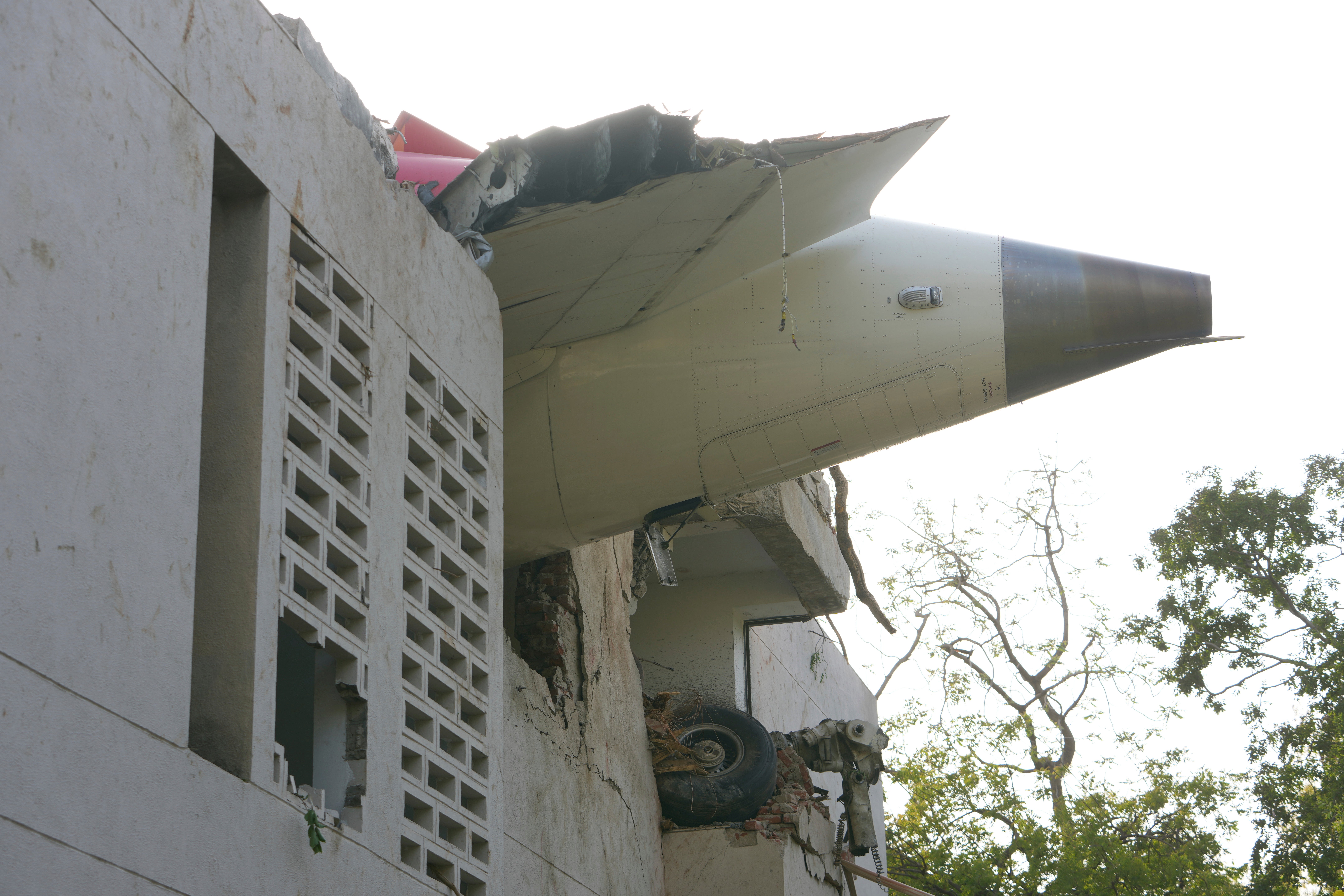 Los restos del avión sobresalen de un edificio tras el accidente ocurrido en la ciudad de Ahmedabad, en el noroeste de la India