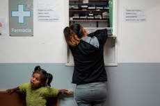 Argentinos enfrentan recortes en salud mientras Milei reforma al país al estilo de Trump