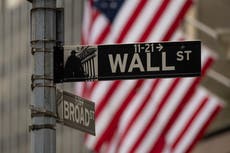 Wall Street cierra mixta tras declaración de la Fed sobre efectos de aranceles de Trump