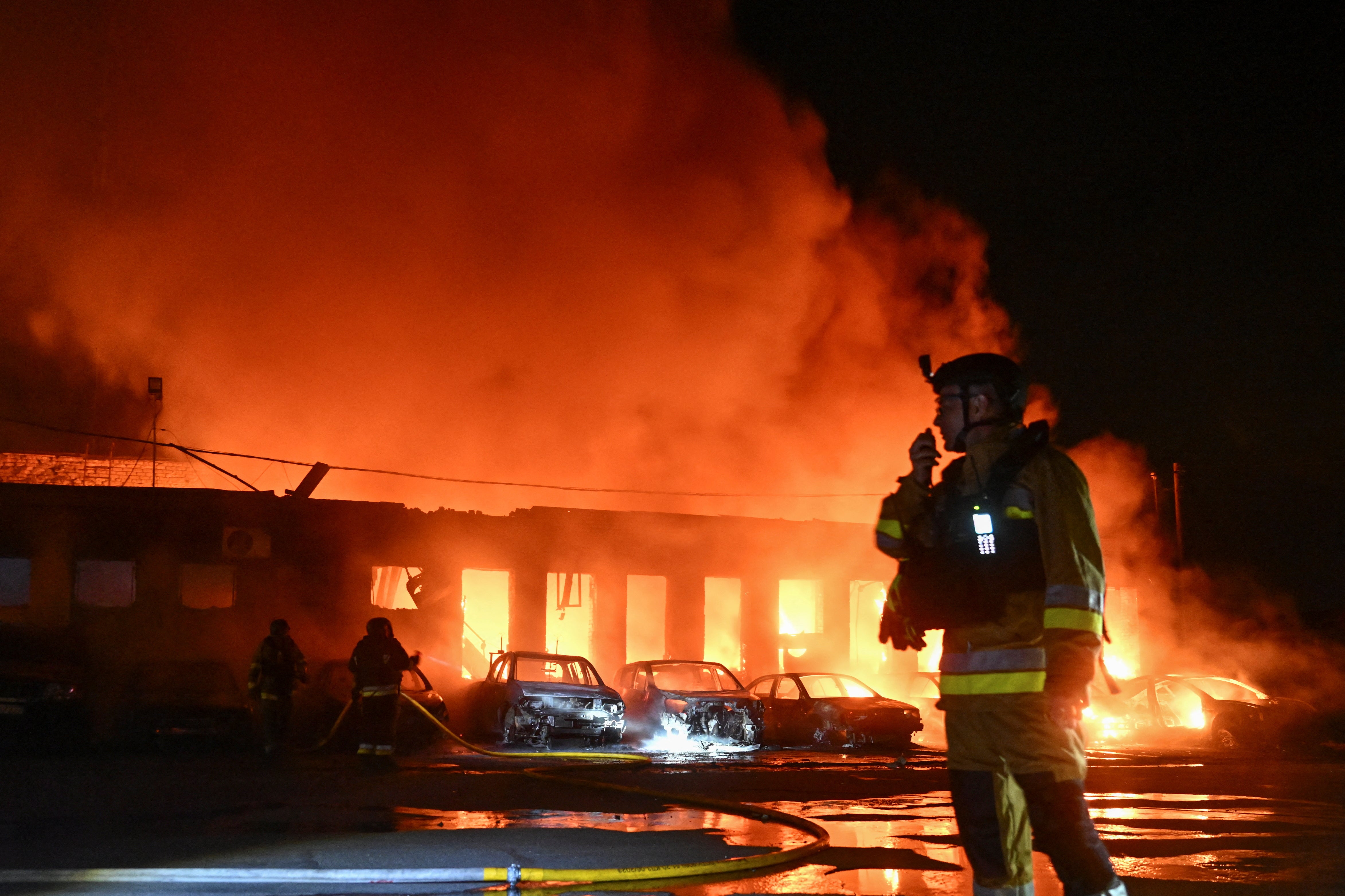 Los bomberos de Zaporiyia apagan un incendio provocado por los ataques rusos en junio