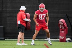 Travis Kelce niega que haya meditado mucho la decisión de regresar otra temporada con Chiefs