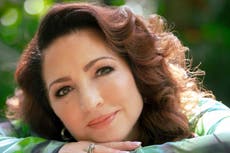 Entrevista a Gloria Estefan: “El hombre que abusó de mí dijo que mataría a mi madre”