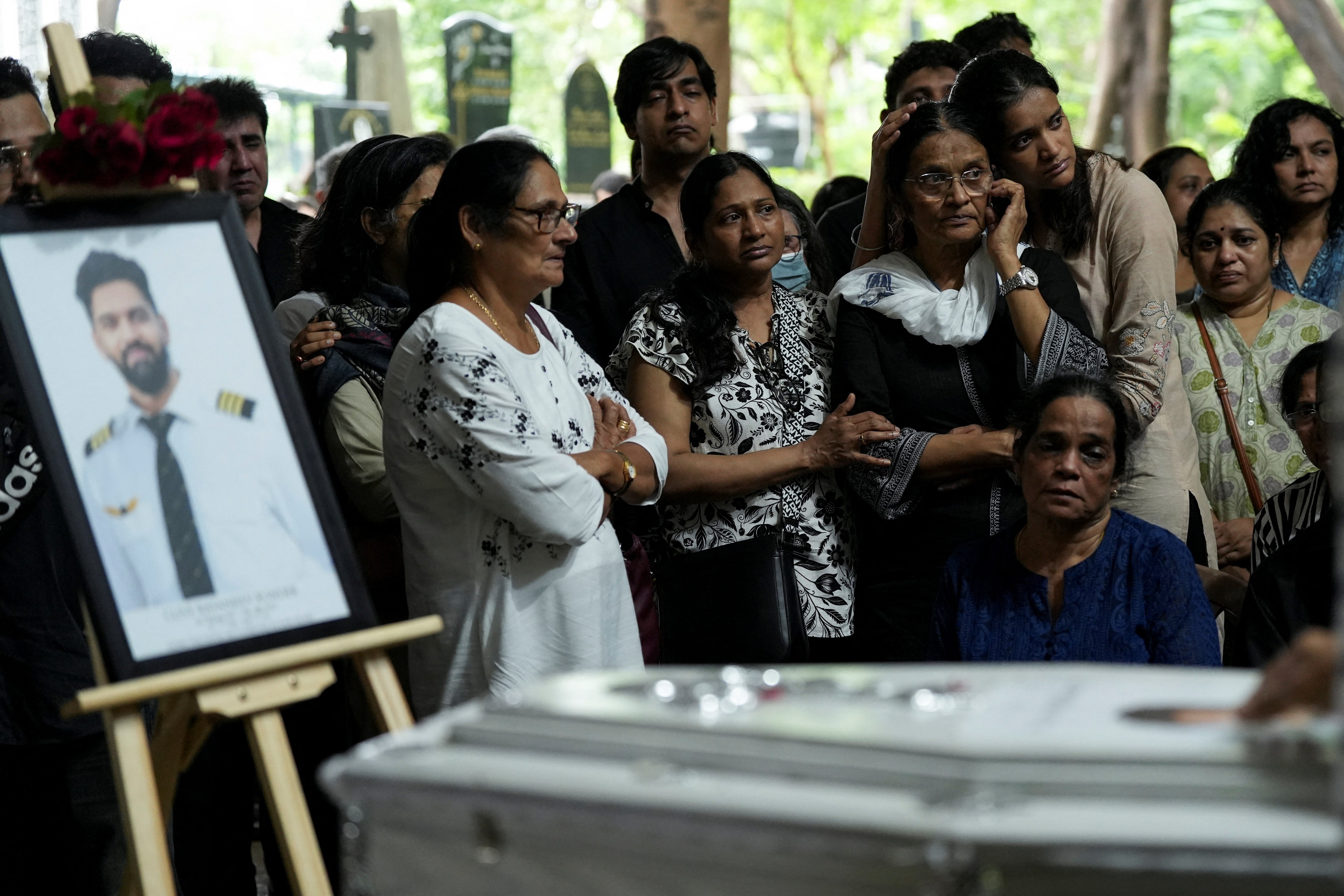 Amigos y familiares lloran junto al féretro del copiloto Clive Kunder, fallecido en el accidente del Boeing 787-8 Dreamliner de Air India, que se estrelló durante el despegue en el aeropuerto de Ahmedabad. La ceremonia tuvo lugar en Bombay