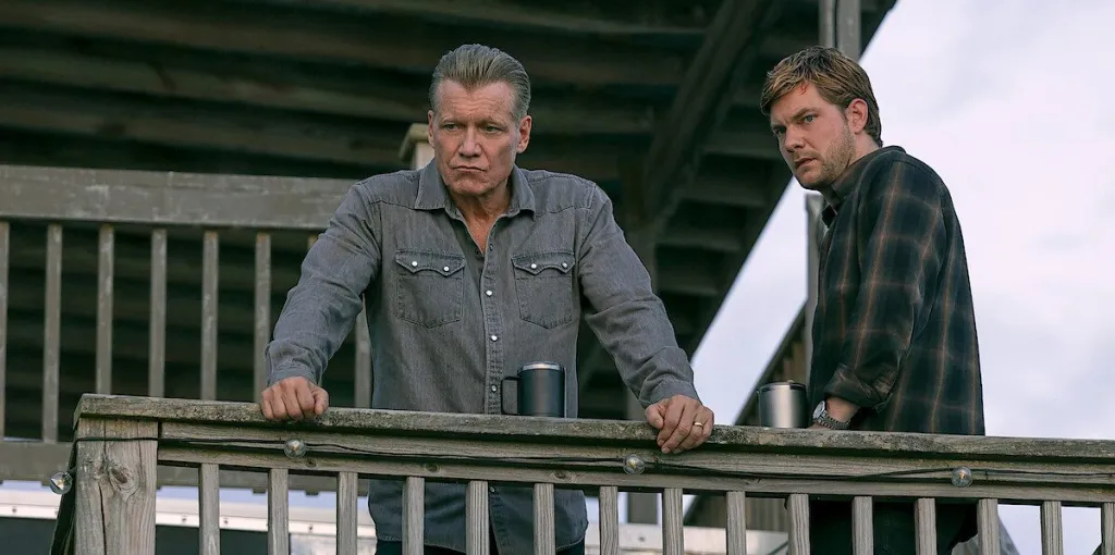 Holt McCallany (izquierda) y Jake Weary (derecha) como Harlan y su hijo Cane en ‘El frente costero’