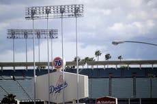 Expulsan a agentes de inmigración expulsados del estacionamiento del Estadio de los Dodgers