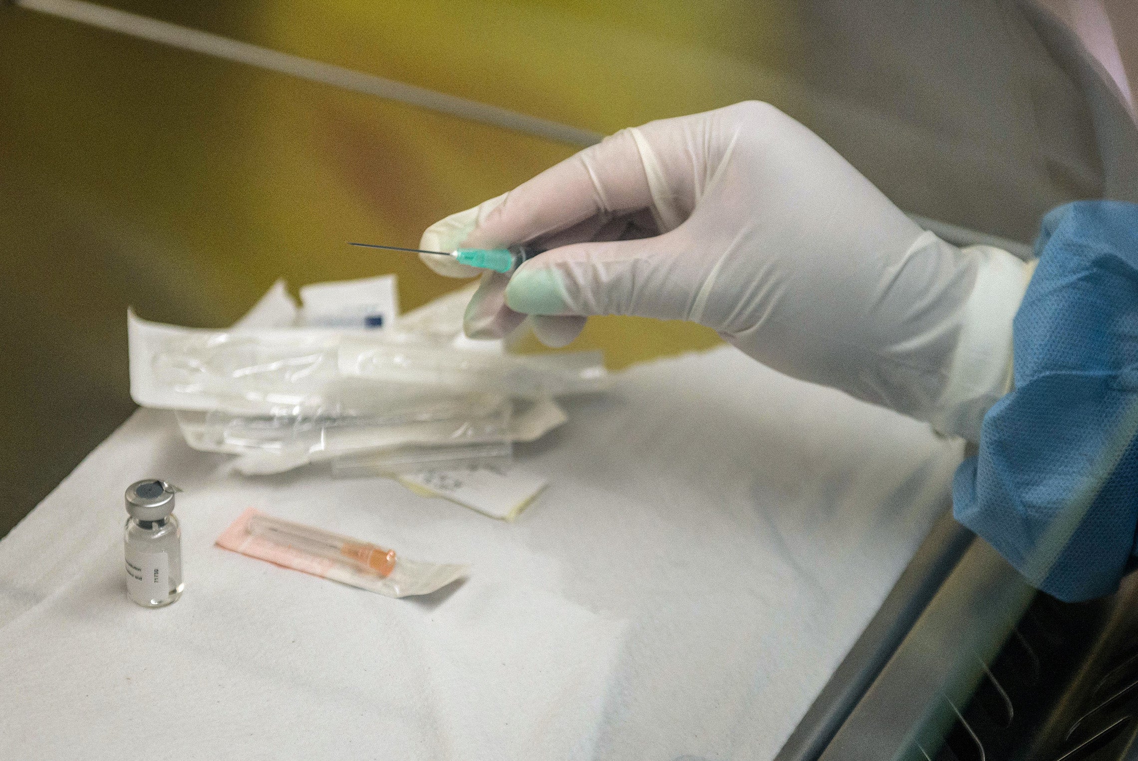 Una persona sostiene una vacuna experimental contra el sida