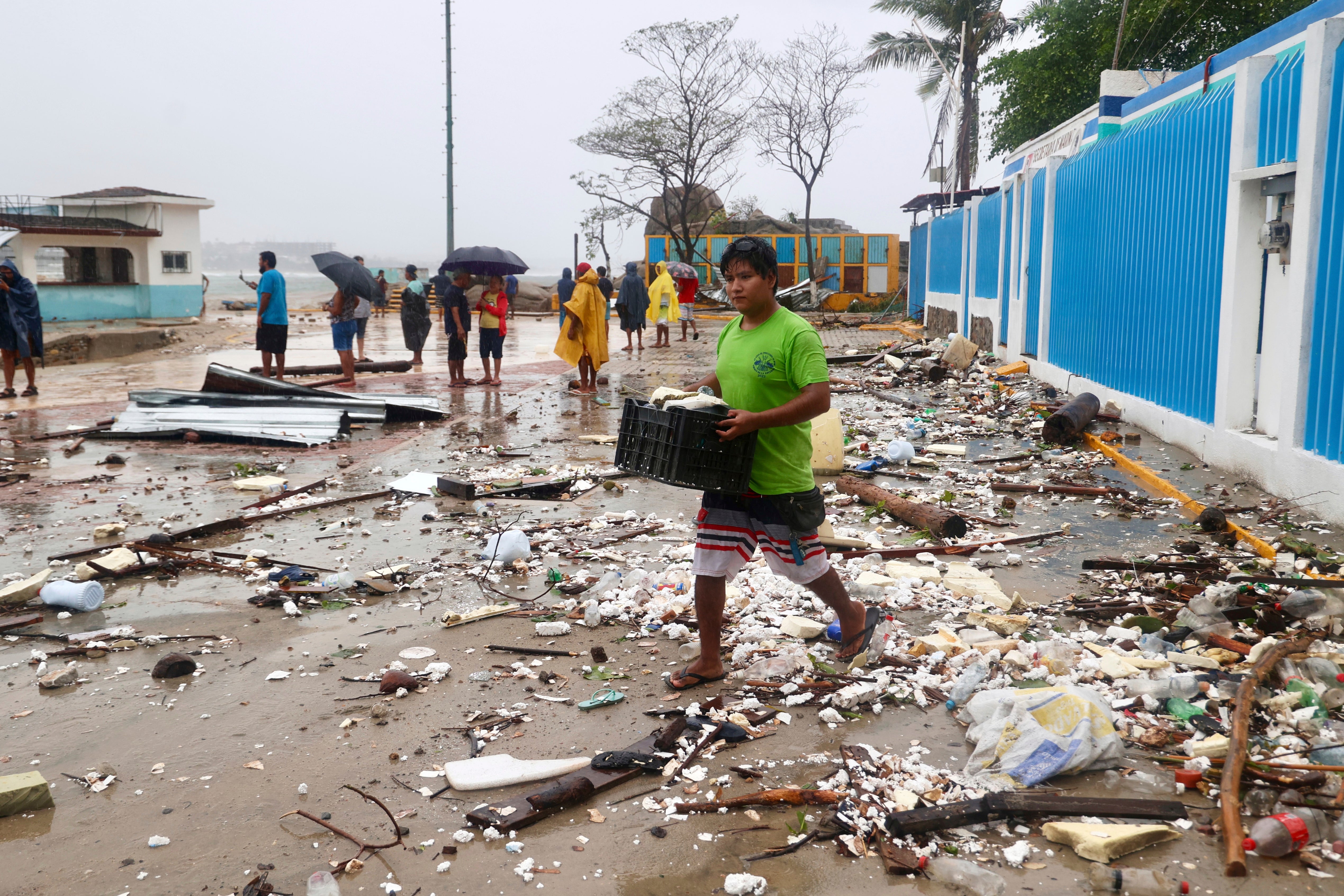 México evalúa los daños causados por Erick, que deja al menos un muerto por crecida de los ríos