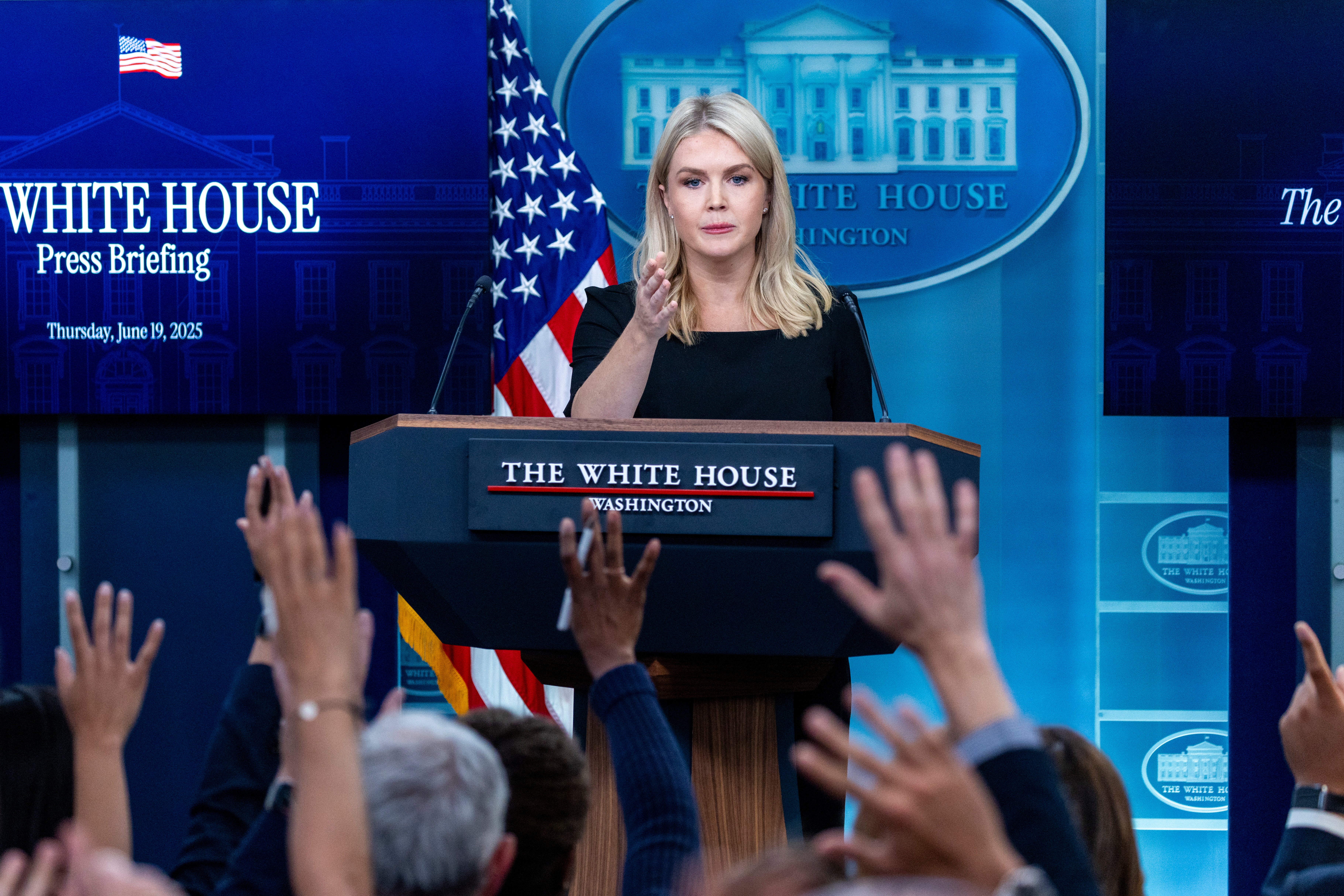 La secretaria de prensa de la Casa Blanca, Karoline Leavitt, declaró a los periodistas el 19 de junio que Trump tiene la intención de tomar una decisión sobre si atacar o no a Irán en las próximas dos semanas, mientras espera el resultado de las negociaciones con Teherán