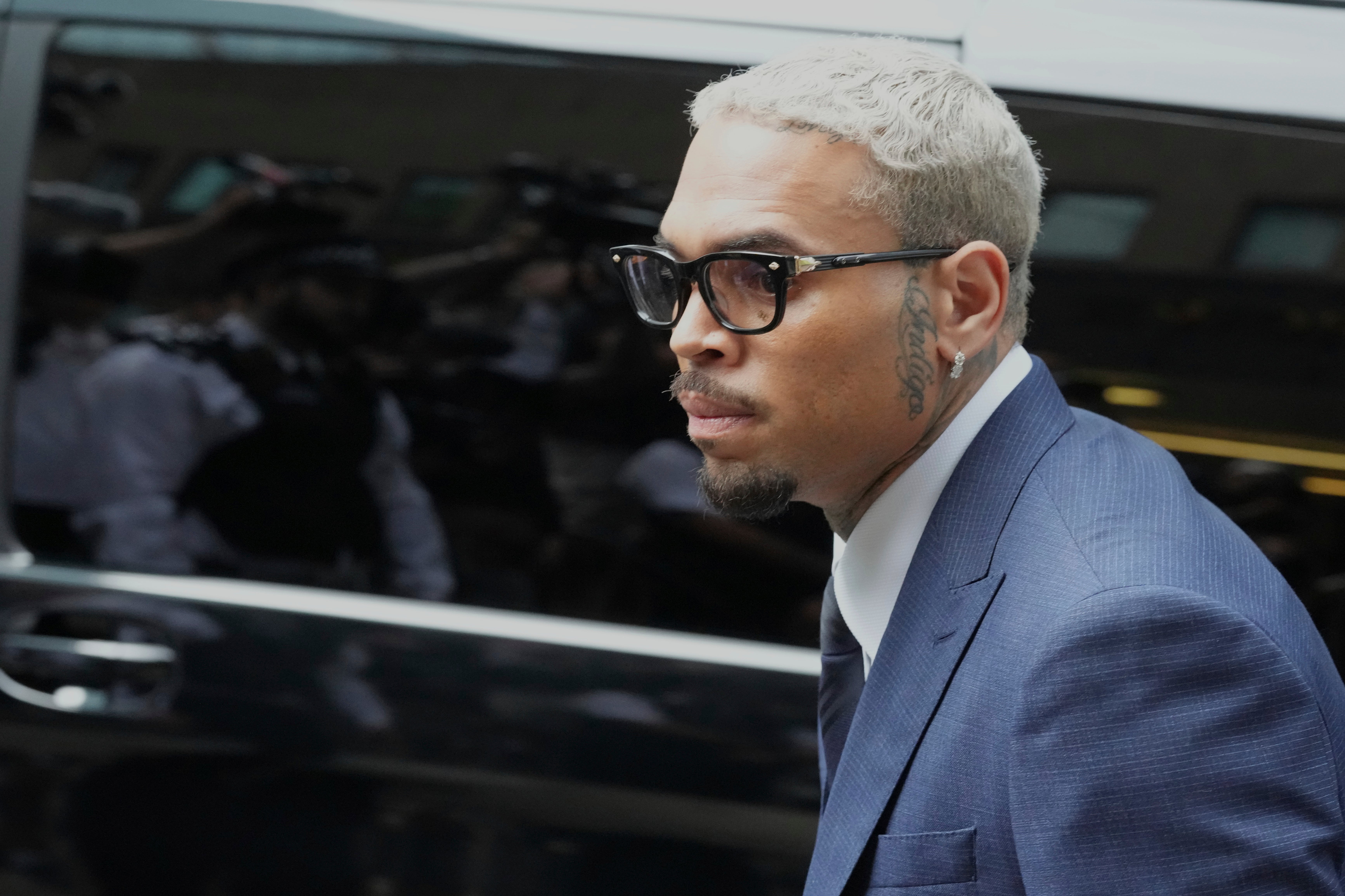 El cantante Chris Brown se declara no culpable en caso de agresión en club nocturno de Londres