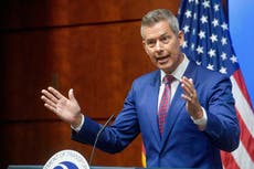 Juez federal bloquea amenaza de Trump de retener fondos de transporte a estados