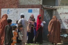 Miles de afganos huyen de Irán para escapar de la guerra y la deportación