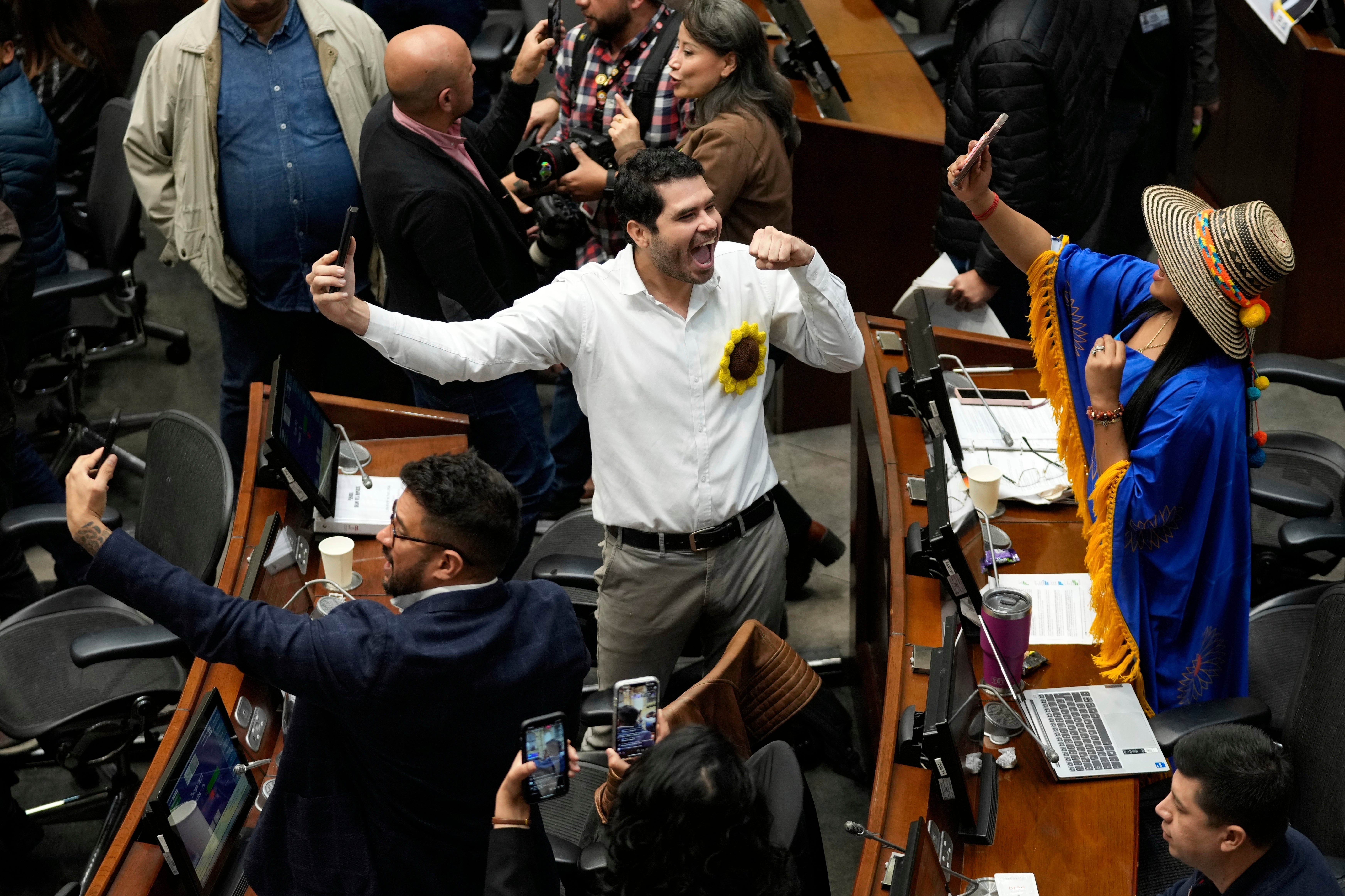 Congreso colombiano aprueba por completo reforma laboral. ¿Petro desistirá de la consulta popular?