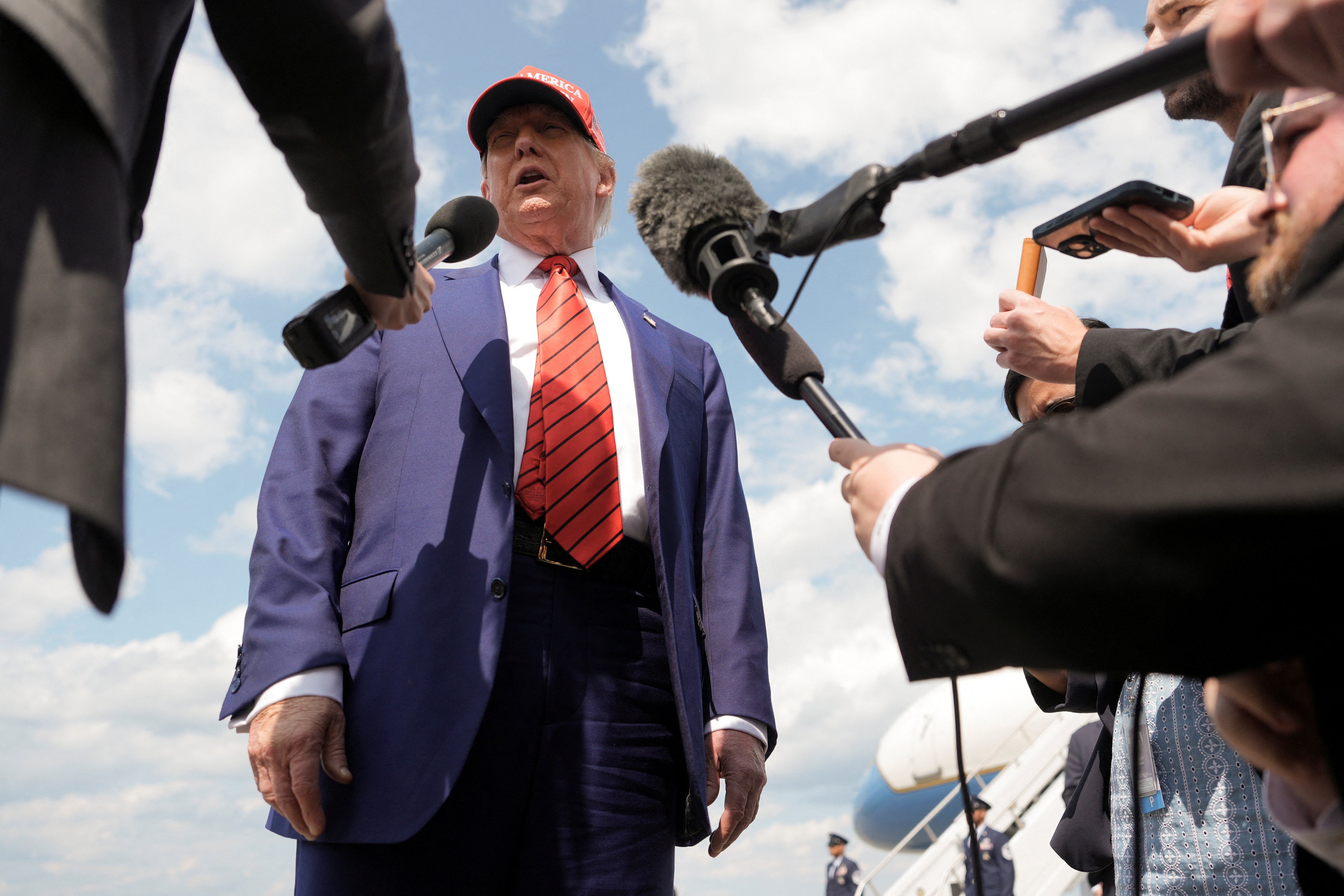 El presidente Donald Trump afirmó el viernes que Teherán podría producir un arma funcional en “cuestión de semanas”, aunque no ofreció ninguna prueba.