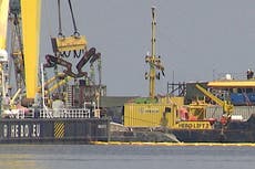 Rescatan superyate del fondo del mar 10 meses después de hundirse en Sicilia