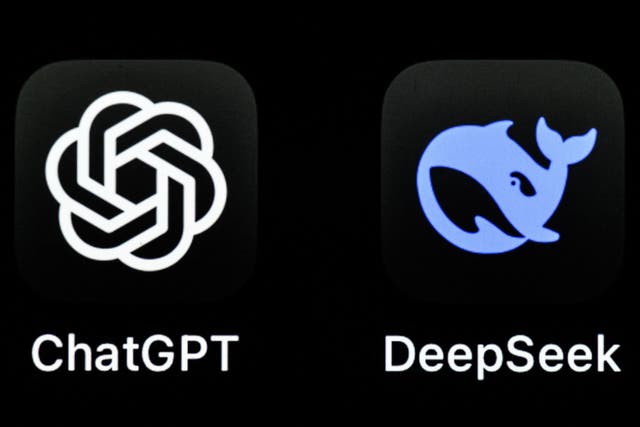 <p>Pantalla de tablet mostrando el logotipo de DeepSeek y ChatGPT  </p>