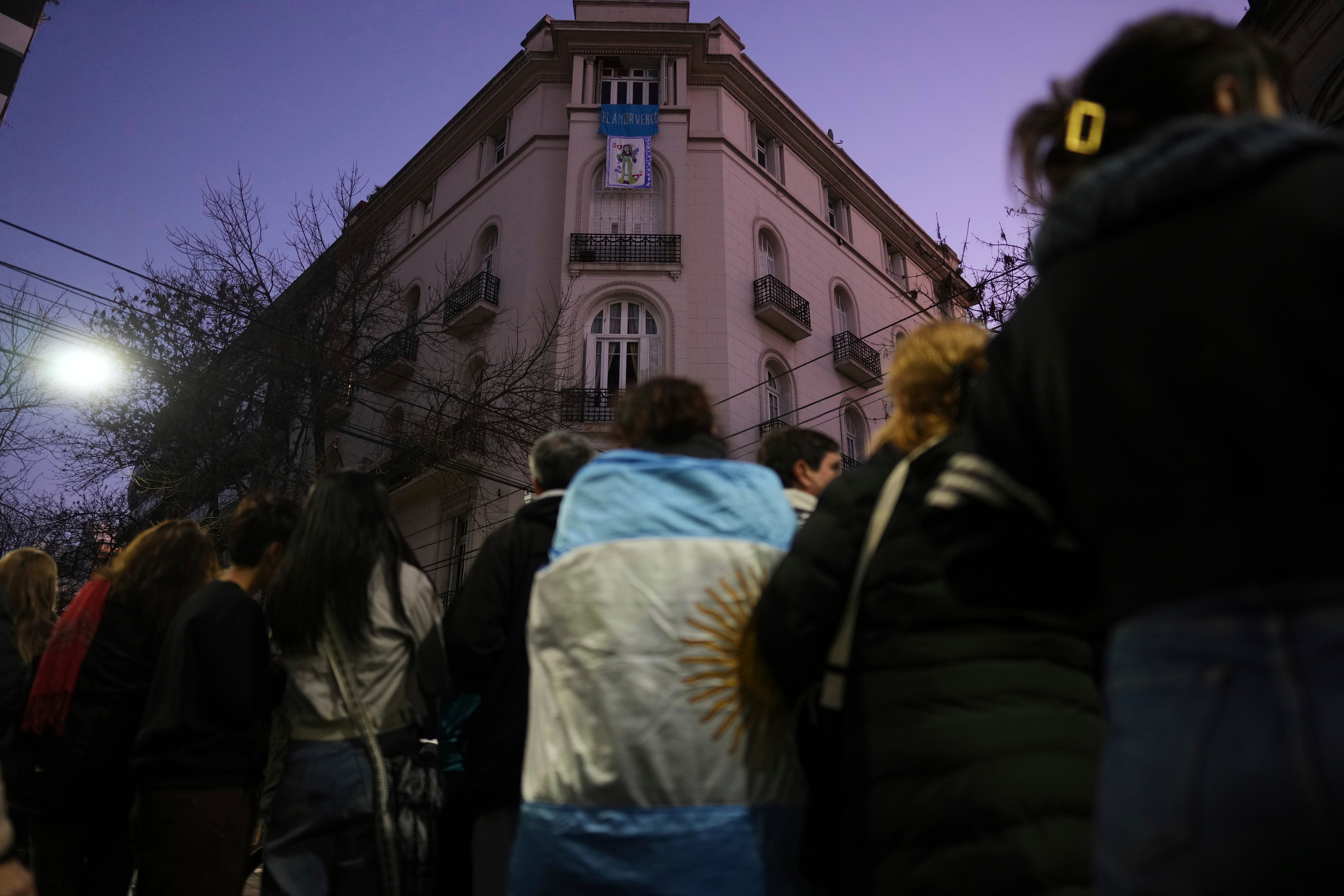 Pese a condena a Fernández, sus fieles derrochan fanatismo y nostalgia ante su casa en Buenos Aires