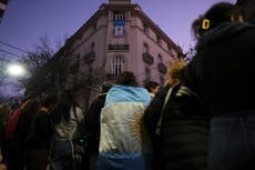 Pese a condena a Fernández, sus fieles derrochan fanatismo y nostalgia ante su casa en Buenos Aires