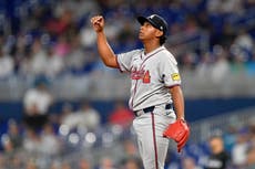 Colombiano Didier Fuentes debuta con Bravos ante Marlins como el pelotero más joven en las mayores