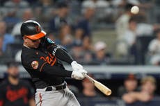 Urías conecta jonrón decisivo en la 8va para Orioles y arruina el regreso de Weaver con Yankees