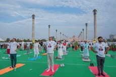 Indios se estiran, respiran y buscan el equilibrio para celebrar el Día Internacional del Yoga