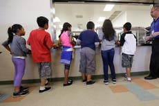Niños traumatizados y sin agua limpia en centros de detención de Texas, dicen defensores