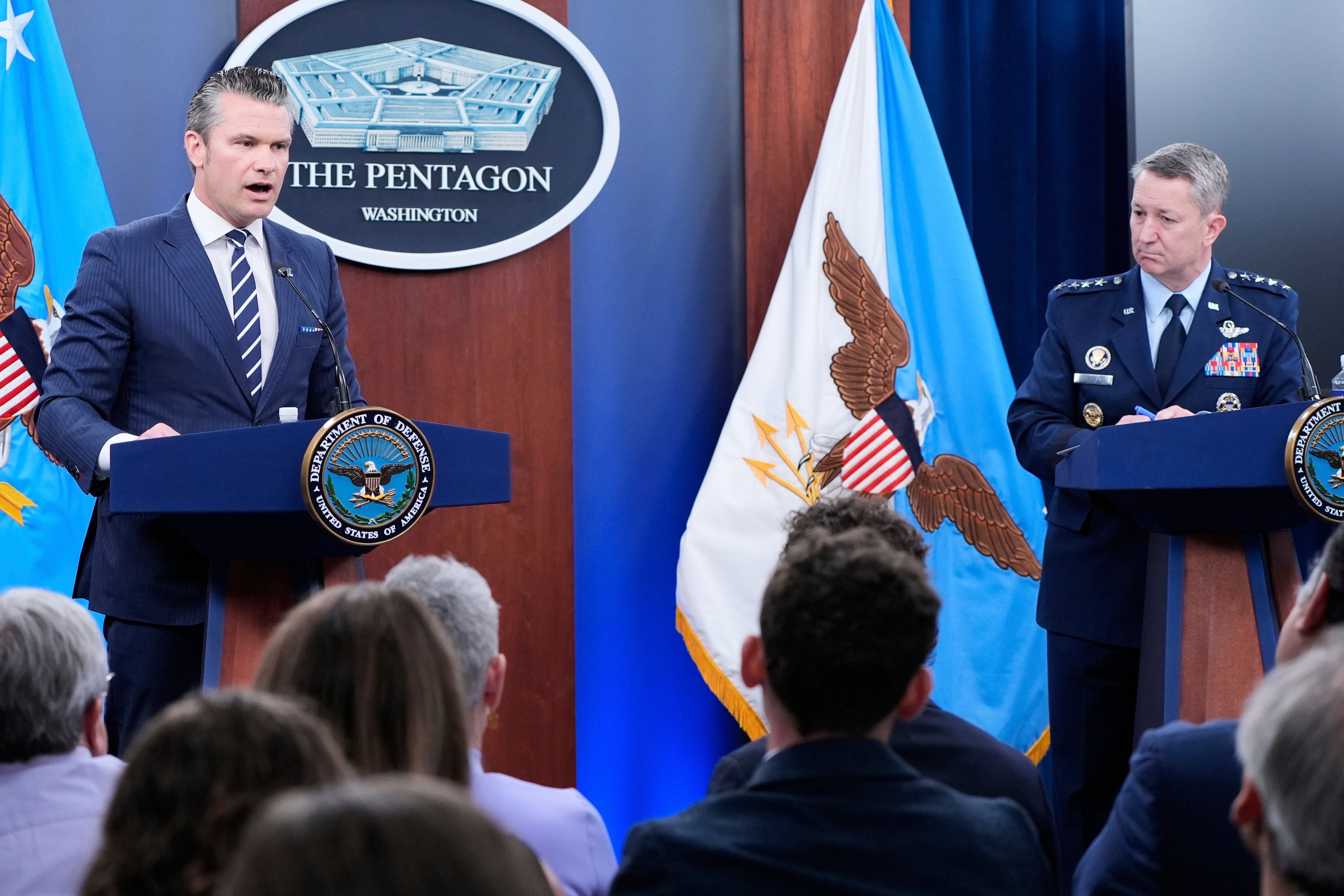 El secretario de Defensa, Pete Hegseth, y el presidente del Estado Mayor Conjunto, el general Dan Caine, hablan durante una rueda de prensa celebrada el domingo en el Pentágono después de que el ejército estadounidense atacara tres emplazamientos en Irán, uniéndose así directamente al esfuerzo de Israel por destruir el programa nuclear del país.