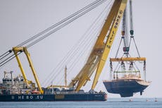 Restos de superyate hundido son llevados a puerto siciliano tras ser levantados del agua