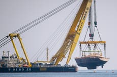 Restos de superyate hundido son llevados a puerto siciliano tras ser levantados del agua