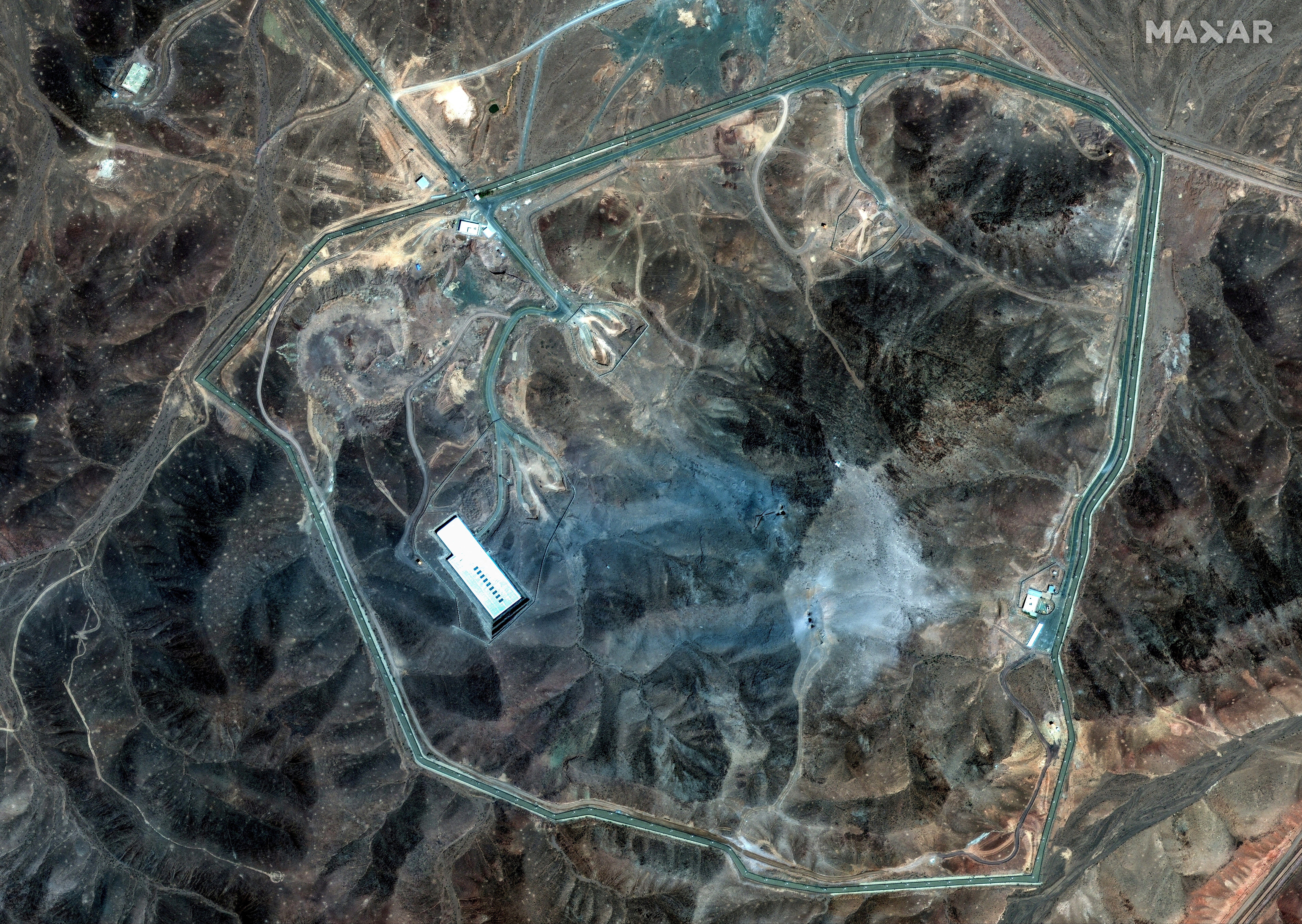 Una imagen de satélite muestra una vista general del complejo subterráneo de Fordow después de que el ejército estadounidense atacara la instalación nuclear cerca de Qom el 22 de junio de 2025