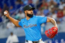 Stowers pega jonrón y Alcántara lanza seis para darle triunfo a Marlins 5-3 ante Bravos