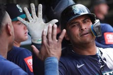 Solano conecta dos jonrones y los Marineros vencen 14-6 a los Cachorros