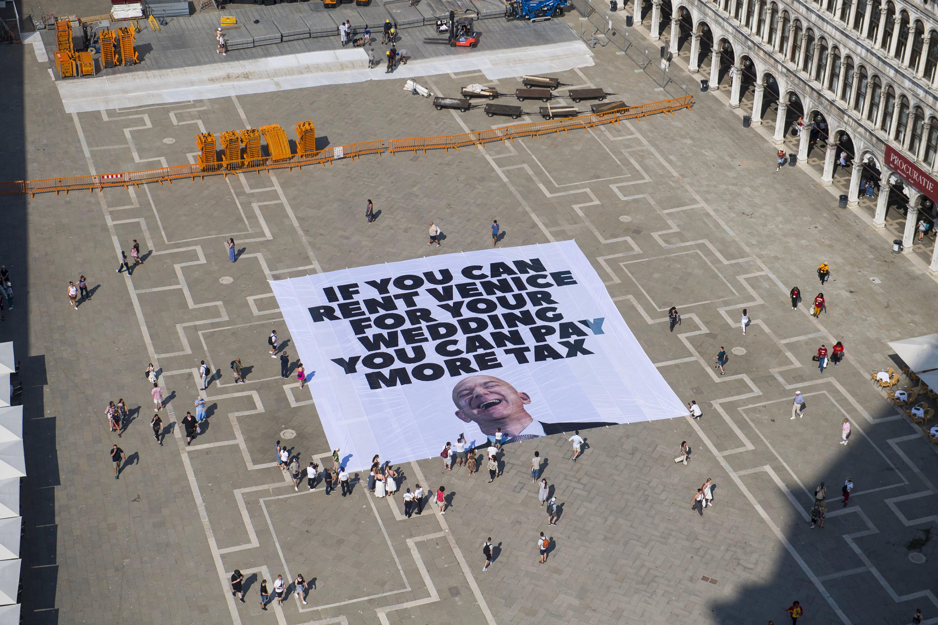 “Si puedes alquilar Venecia para tu boda puedes pagar más impuestos”, dice el letrero de protesta