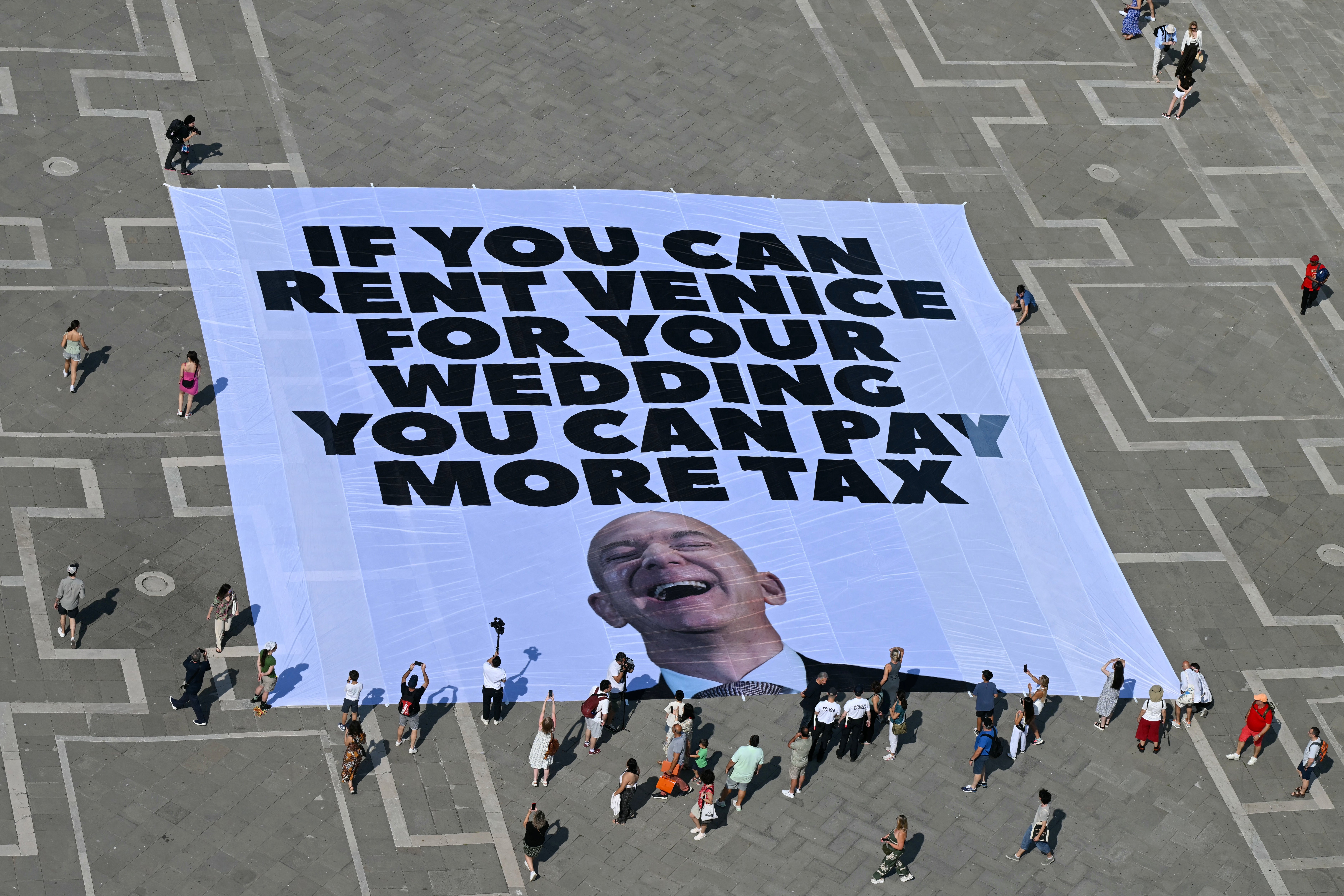 Activistas de Greenpeace despliegan una pancarta gigante para protestar contra la boda de Jeff Bezos en Venecia