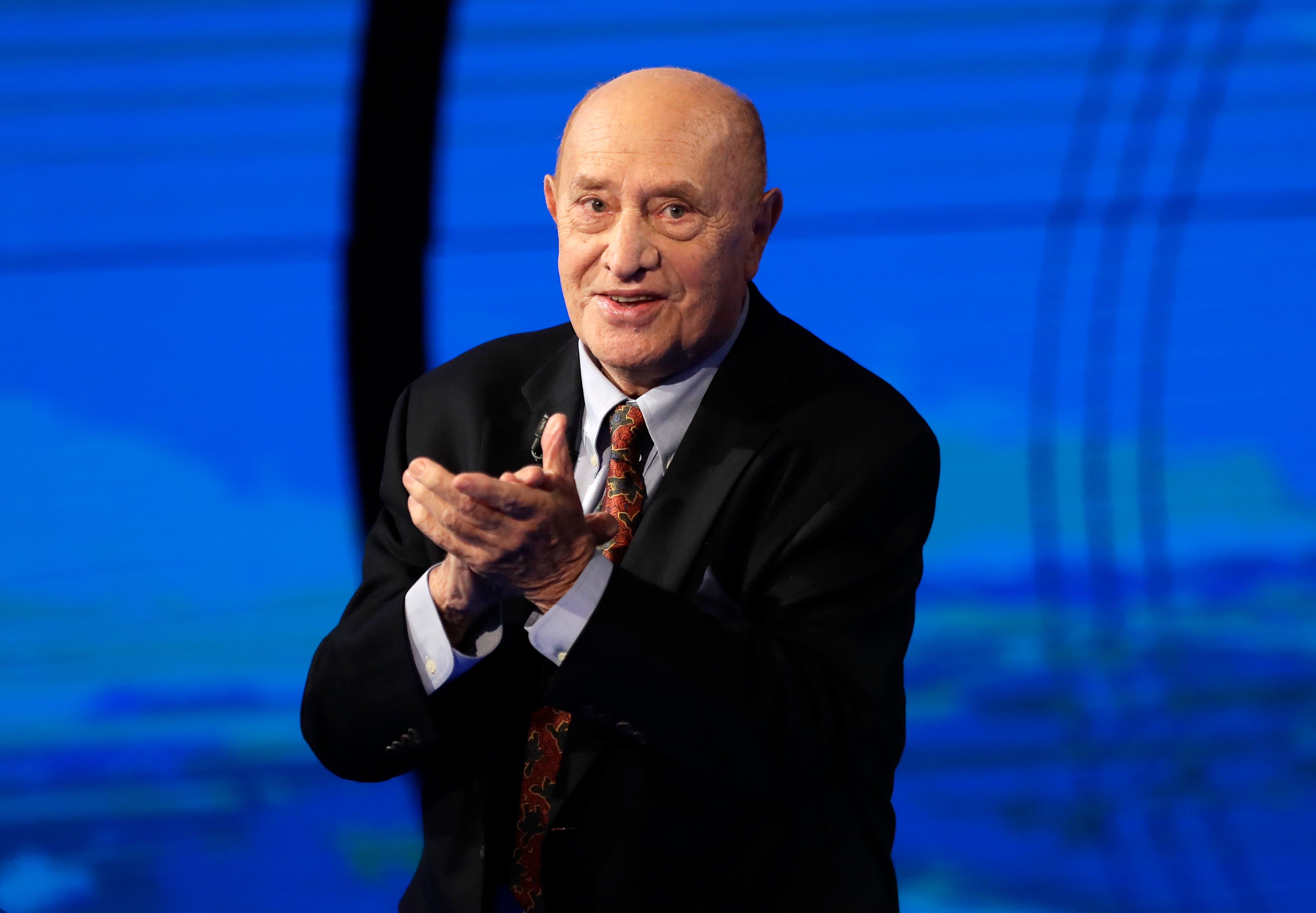 El escultor italiano Arnaldo Pomodoro, creador de complejas esferas, muere a los 98 años