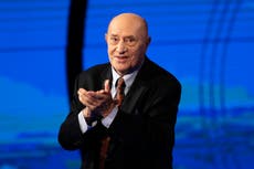 El escultor italiano Arnaldo Pomodoro, creador de complejas esferas, muere a los 98 años