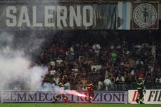 Suspenden playoff entre Sampdoria y Salernitana por fuegos artificiales y asientos lanzados al campo