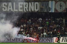 Suspenden playoff entre Sampdoria y Salernitana por fuegos artificiales y asientos lanzados al campo