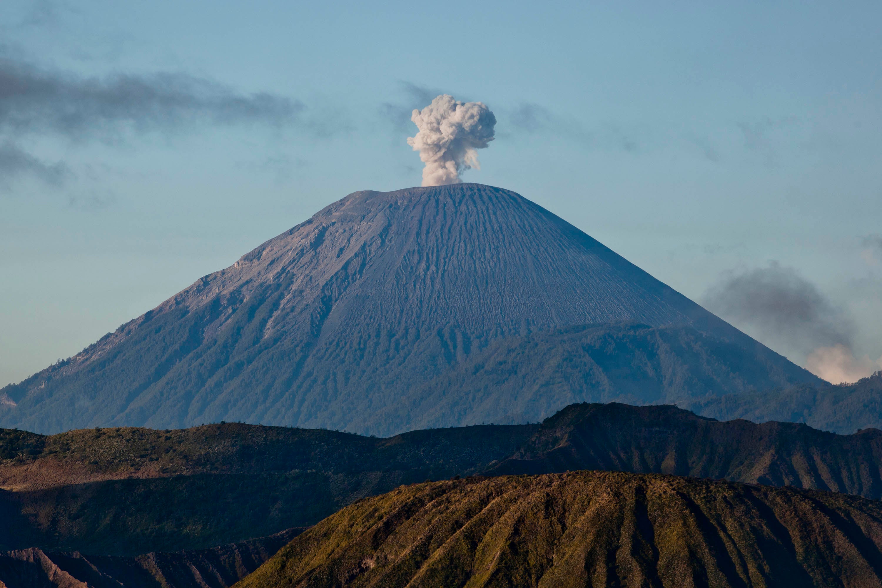 Juliana Marins estaba de excursión con un pequeño grupo en el monte Rinjani (Indonesia) cuando, al parecer, pidió parar a descansar. Pero al parecer el guía siguió adelante, dejándola atrás
