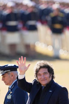 Milei se despega del caso de vuelo procedente de EEUU con equipaje que no habría sido controlado