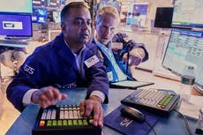 Wall Street sube y petróleo baja, ya que se prevén represalias limitadas tras ataques de EEUU a Irán