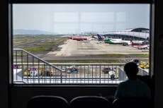 Vuelo de Japan Airlines se desploma 8.000 m y aterriza de emergencia