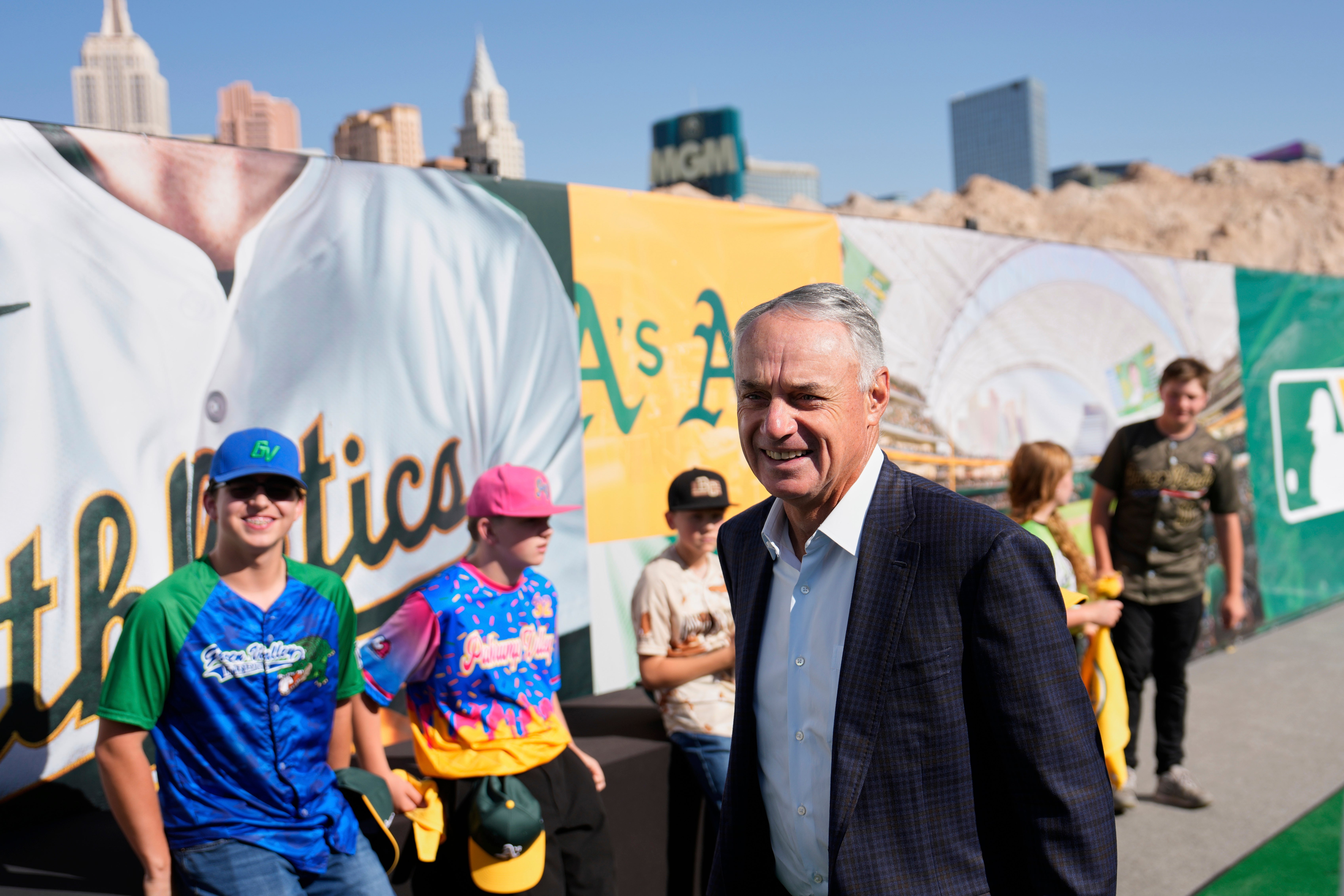 Los Atléticos celebran inicio de construcción de estadio de 1.750 millones de dólares en Las Vegas
