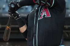 Venezolano Eugenio Suárez deja el juego de Arizona tras ser golpeado en la mano por un lanzamiento