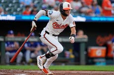 Rogers domina a Rangers y Holliday conecta jonrón de tres carreras en victoria 6-0 de Orioles