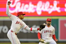 Angelinos anotan cuatro carreras en la octava entrada y vencen 9-5 a Medias Rojas