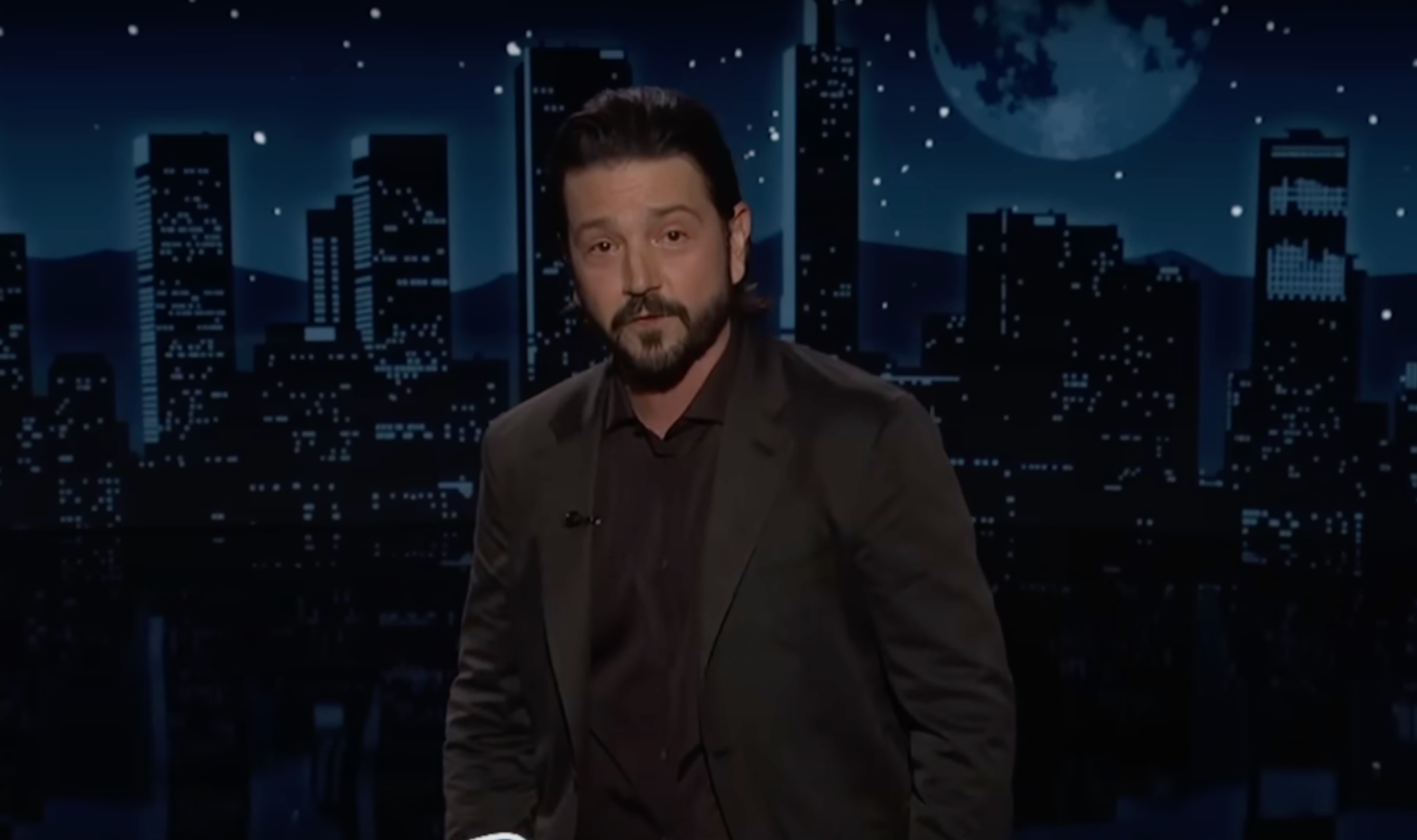 Diego Luna pronunció un encendido discurso en defensa de los inmigrantes durante su participación como presentador invitado en Jimmy Kimmel Live