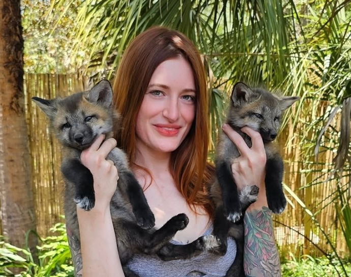 Mikayla Raines fotografiada con zorros rescatados