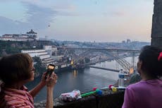 Oporto celebra el verano y a su santo patrón con martillos de plástico, sardinas y puerros