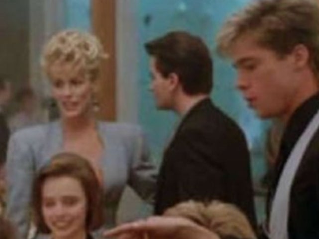 Brad Pitt (derecha) en 'No Man's Land'